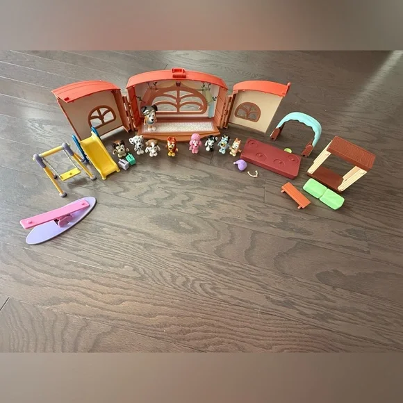 Disney Bluey School Friends figures playset Calypso playground lunch box stage - Picture 1 of 16